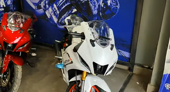मात्र 30 हजार में खरीदें Yamaha R15 की कड़क फीचर्स वाली बाइक ,मिल रहा पहाड़ जैसे मजबूत मात्र 30 हजार में खरीदें Yamaha R15 की कड़क फीचर्स वाली बाइक ,मिल रहा पहाड़ जैसे मजबूत